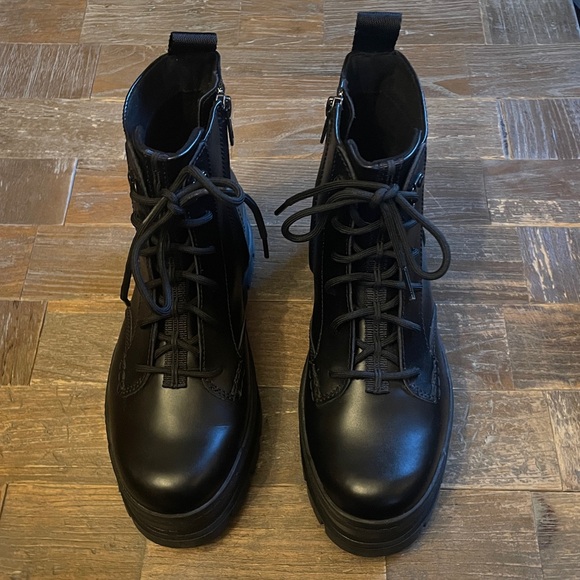 Ugg Sidnee Boots🖤 - Picture 5 of 15